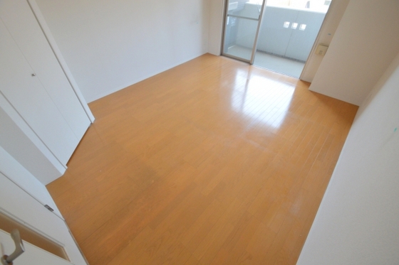 居室・リビング　広々９．６帖のフローリング空間☆