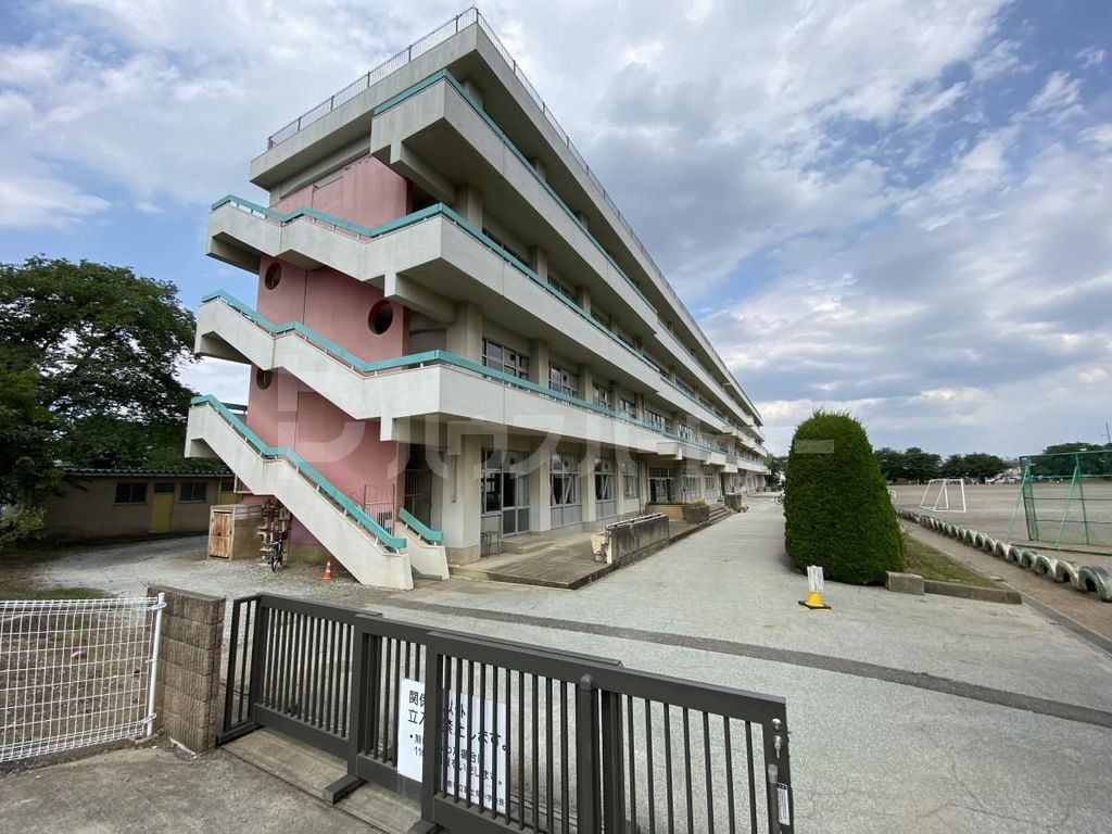 小学校　飯能市立富士見小学校（小学校）まで520m