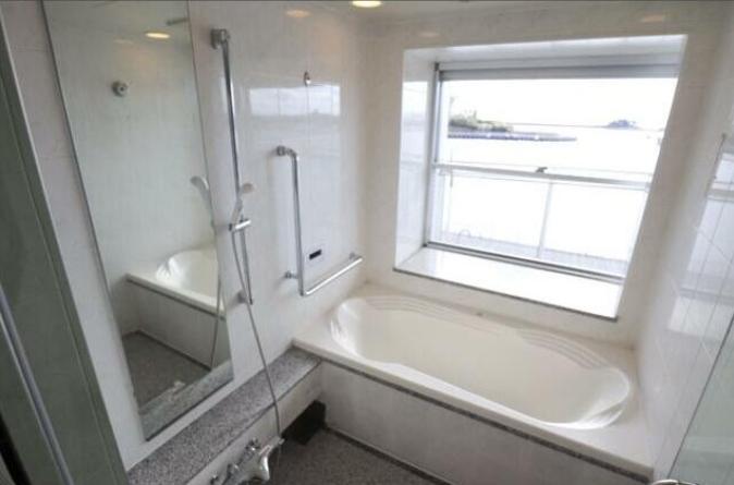 バス・シャワールーム　広くて海が眺められるバスルーム