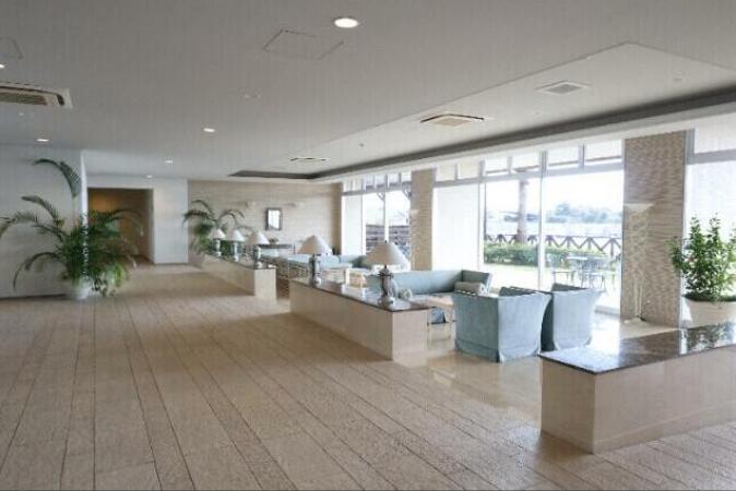 ロビー　広くて明るいロビーです。奥に共用BBQスペースもあります。