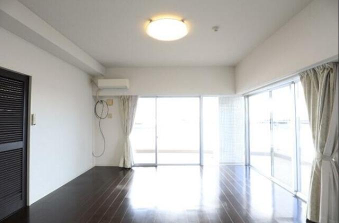 居室・リビング　日当たりの良い明るいリビング