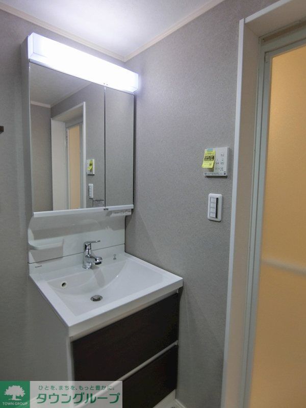 洗面設備　独立洗面台を完備し、朝の身支度が快適です♪