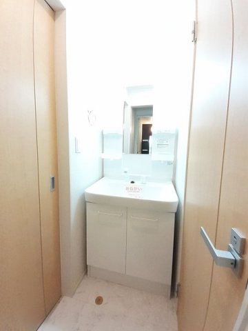 洗面設備　ゆったりとスペースのある洗面所