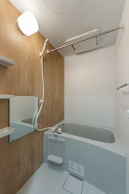 バス・シャワールーム　清潔感のあるバスルームです。