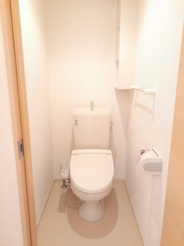 トイレ　落ち着いた色調のトイレです