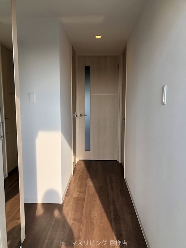 玄関　1，2号はホワイト、3，4号は写真のカラーとなります。