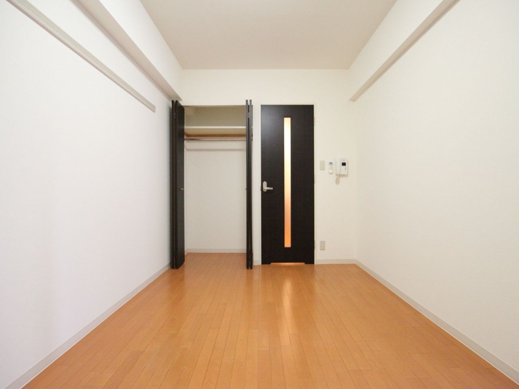 居室・リビング　洋室7.0帖　クローゼット（収納充実してます）エアコン