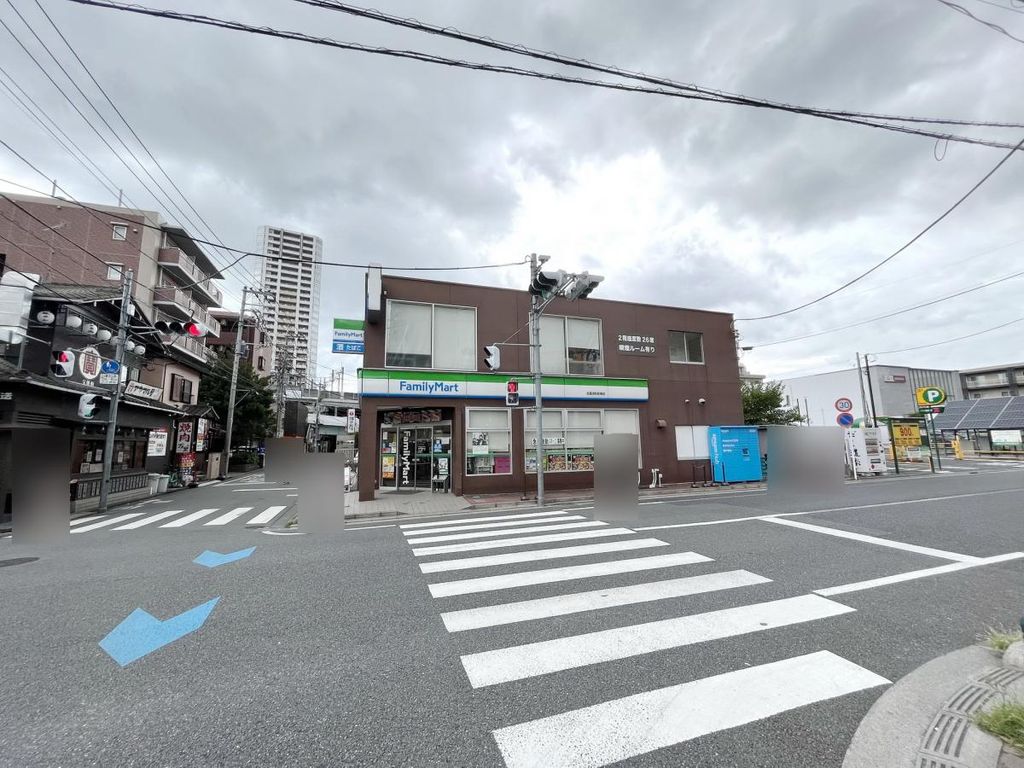 コンビニ　ファミリーマート武蔵浦和駅東店（コンビニ）まで300m