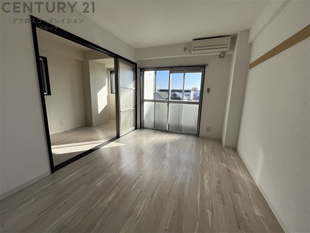 居室・リビング　エアコン付きで快適に過ごせます♪