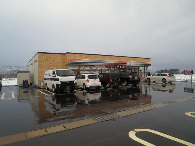 コンビニ　セブンイレブン（コンビニ）まで520m