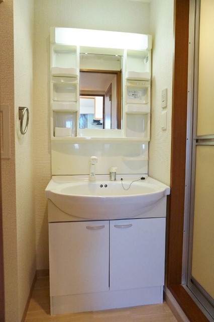 洗面設備　節約にも嬉しいシャワー付き洗面台