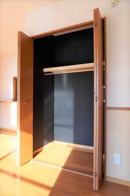 収納　ハンガーパイプ付きクローゼット