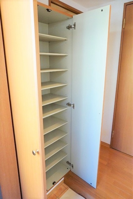 玄関　縦型のシューズボックス