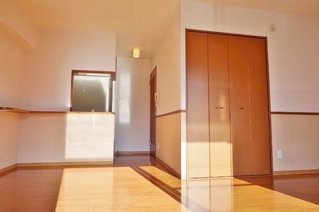 居室・リビング　二面採光の取れた１２．１帖の洋室