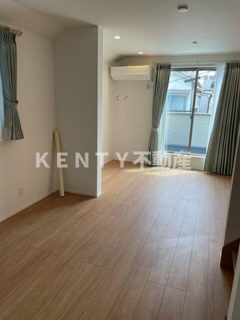 その他部屋・スペース　開放的な寝室です