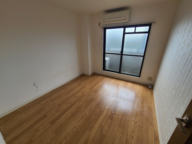 居室・リビング　光の差し込むお部屋です