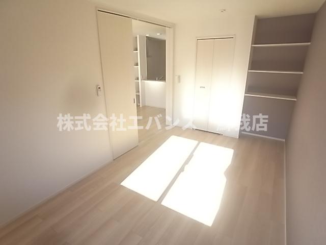 その他部屋・スペース　開放的な寝室です