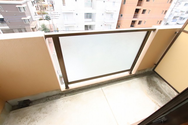 バルコニー　明るい光が差し込むバルコニー！
