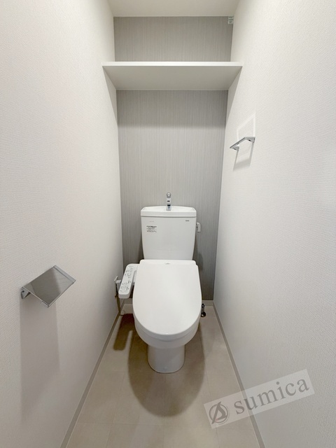 トイレ　人気アイテムの温水洗浄便座。清潔感のあるトイレです。