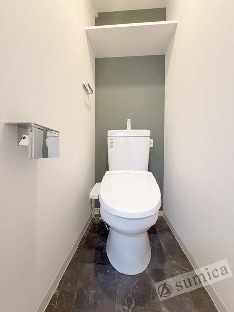 トイレ　人気アイテムの温水洗浄便座。清潔感のあるトイレです。