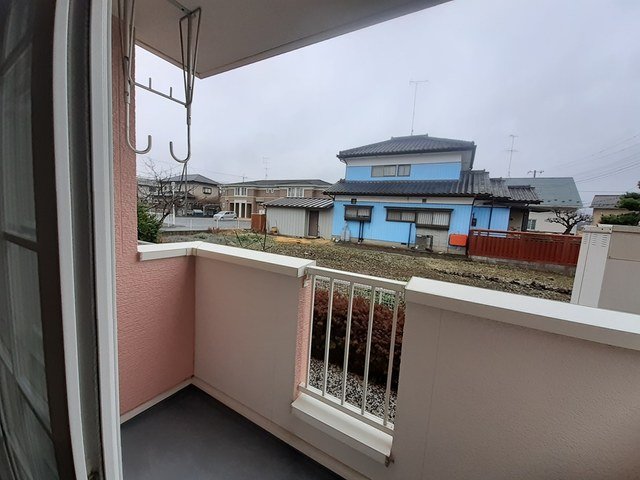 バルコニー　暖かな日差しのふりそそぐバルコニー