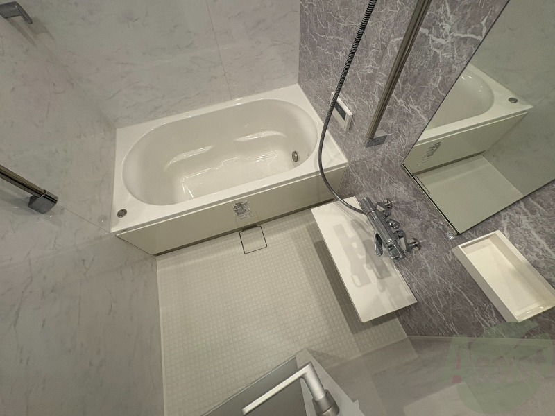 バス・シャワールーム　広々したお風呂で快適にくつろげそうです。