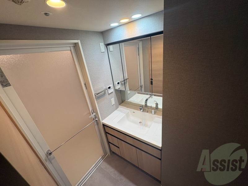 洗面設備　大きくて使いやすそうな独立洗面台になっています。