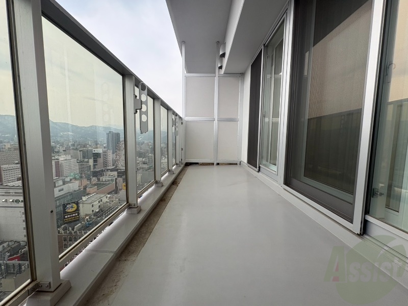 バルコニー　バルコニーは幅があり、広い印象を受けました。