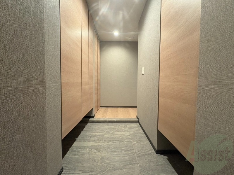 玄関　玄関です。ご覧の通り広々としていますね。