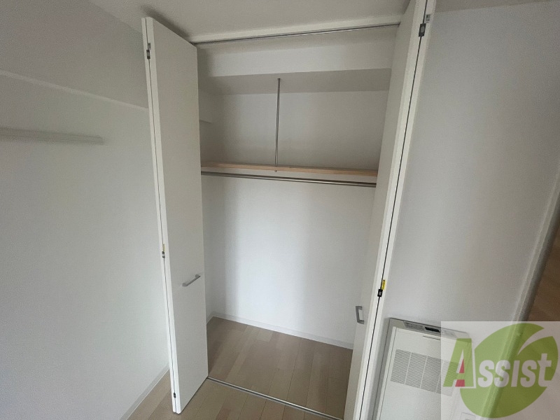 収納　こちらの収納にはハンガーをかけて服もしまえますね。