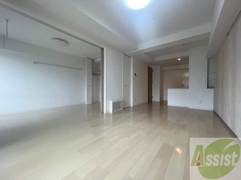 居室・リビング　リビングです。木目のフローリングが落ち着きますね。