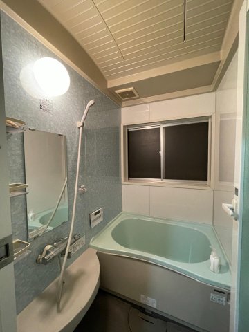 バス・シャワールーム　窓付き清潔なユニットバス