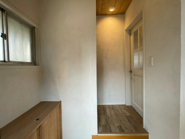 玄関　間接照明と相性の良い漆喰を多用。