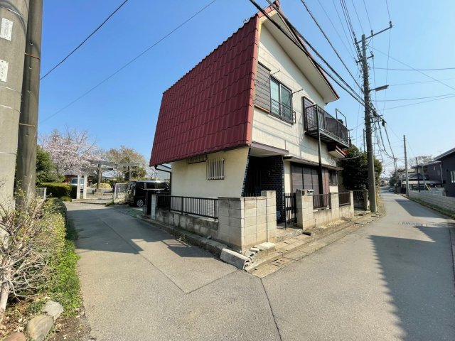 建物外観　2面道路の角地。2階からの景色は見晴らし良し。