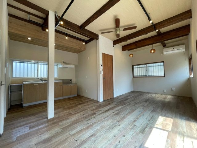 居室・リビング　梁のある高い天井に、南向きの12畳リビング。