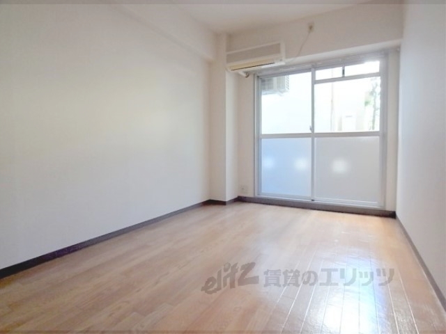 居室・リビング　洋室７帖の広さです。