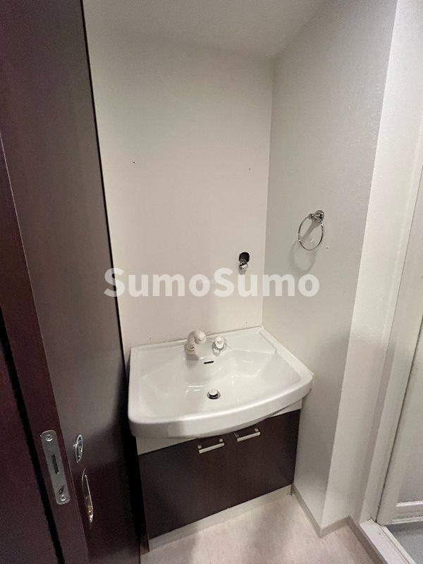 洗面設備　明るい洗面所です