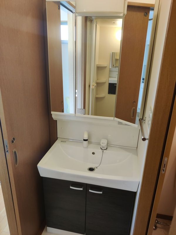 洗面設備　独立洗面台、朝の身支度には欠かせません