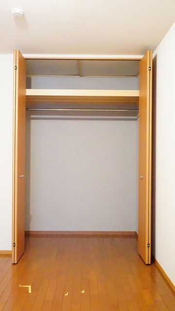 収納　増えがちな荷物をスッキリ収納できる大きめクローゼットです♪