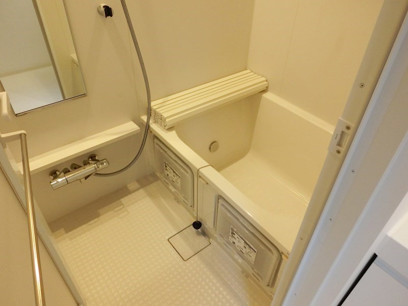 バス・シャワールーム　床表面形状は、短時間乾燥で好評の「モザイクパターン」を採用。