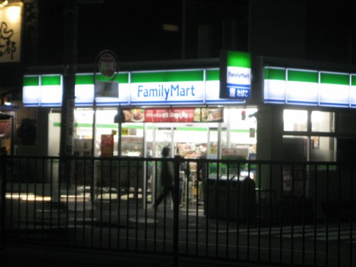 コンビニ　ファミリーマート（コンビニ）まで695m