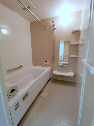 バス・シャワールーム　追炊きと乾燥機付きの大きな一坪風呂