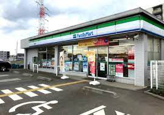 コンビニ　ファミリーマート（コンビニ）まで325m