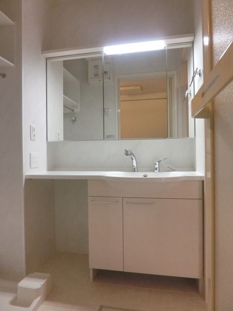 洗面設備　広々とした洗面台