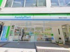 コンビニ　ファミリーマート新宿五丁目東店（コンビニ）まで20m