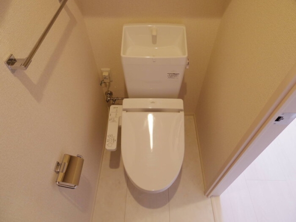 トイレ　温水シャワー付きトイレです