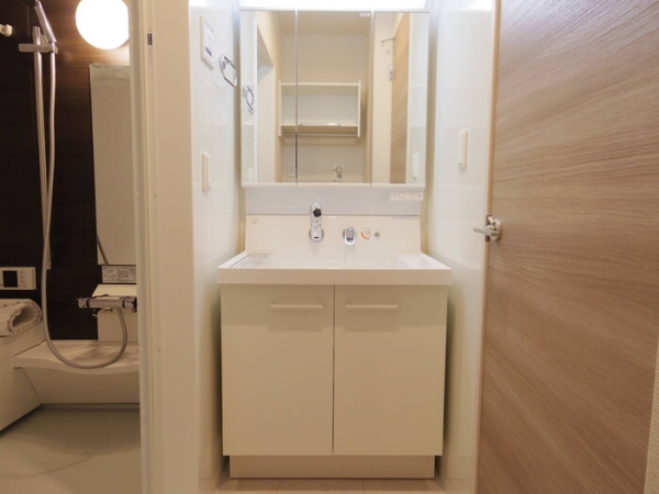 洗面設備　独立洗面台で朝の準備も快適です♪