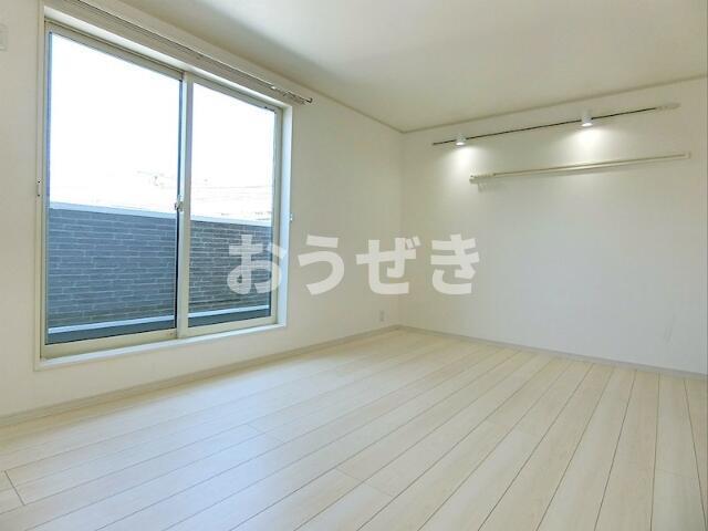 居室・リビング　白が基調の明るい室内は、輸入…?