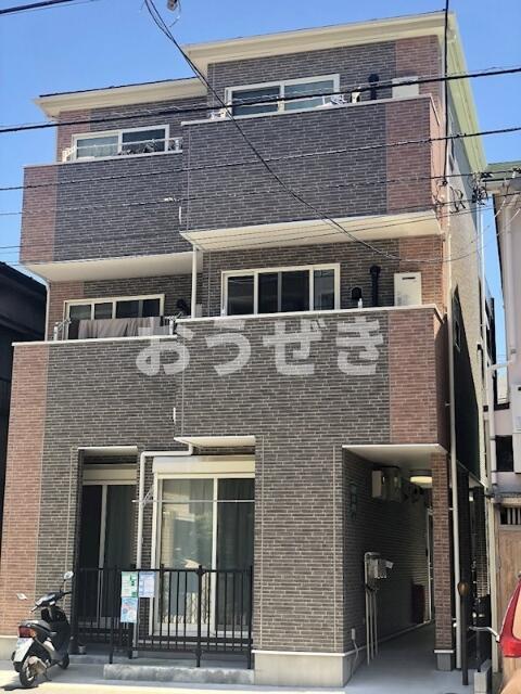 建物外観　重厚感のあるオシャレな外観で…?