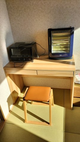 その他部屋・スペース　机、椅子、トースター、電気ストーブ付